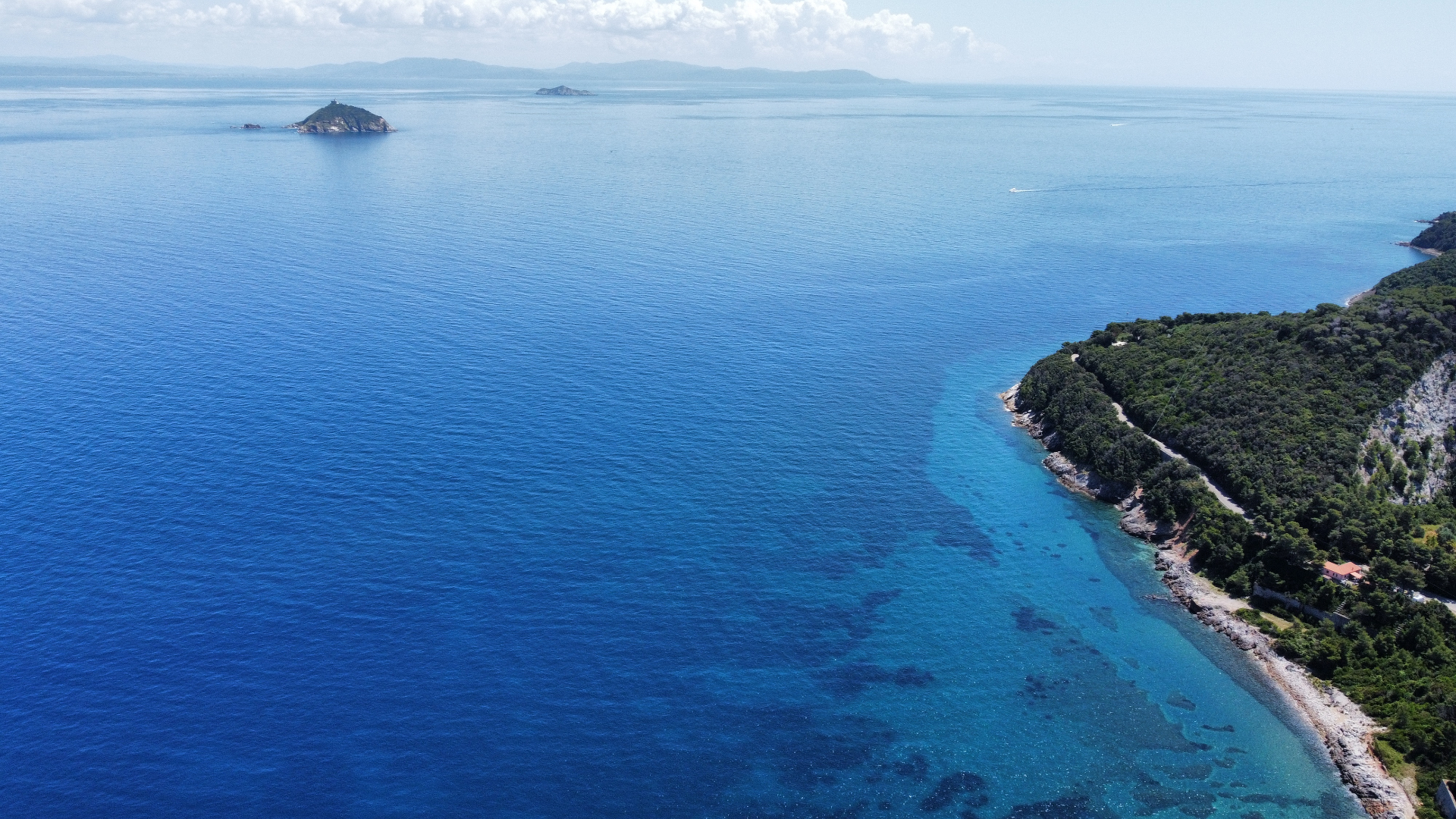 Elicottero privato sull'helipad della Tenuta delle Ripalte tra vigneti e mare al tramonto