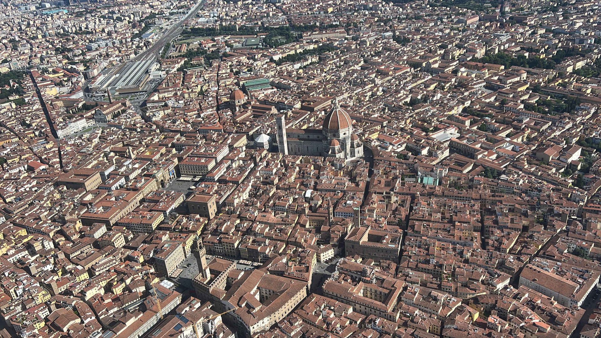 Vista aerea della Val d'Orcia con cipressi e borghi toscani